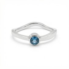 Złoty pierścionek Fala z szafirem