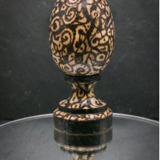 Ręcznie dekorowane drewniane jajko – Abstrakcja natura, i stojak, pirografia, wypalane w drewnie, upominek na Wielkanoc