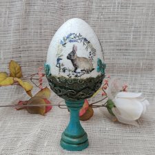 Pisanka dekoracyjna Leśny Zajączek na postumencie