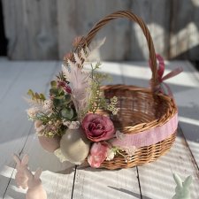 Koszyk wiklinowy z dekoracją, na stół wielkanocny
