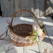 Koszyk wiklinowy z dekoracją, na stół wielkanocny