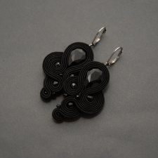 czarne kolczyki sutasz