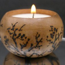 Drewniany świecznik z motywem drzew - ręcznie wypalany, idealny prezent handmade, tealight, ogień, pirografia