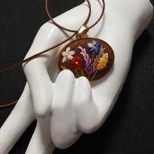 Ręcznie haftowany wisior  DLA HELENY  stal szlachetna