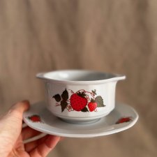 Bulionówka ze spodkiem w truskawki, PRL