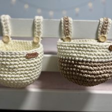 Ręcznie pleciony organizer do łóżeczka – bawełniany koszyczek Boho