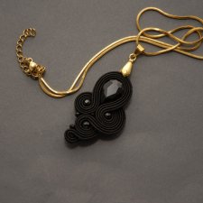 czarny wisiorek sutasz