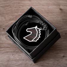 Naszyjnik z głową konia wykonany ze stali i drewna