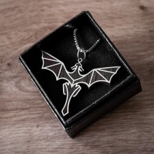 Naszyjnik z wzorem lecącego smoka wykonany ze stali i drewna