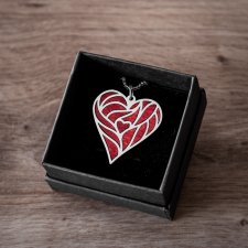 Naszyjnik z wzorem ozdobnego serca wykonany ze stali i drewna