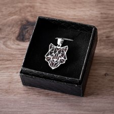 Naszyjnik z geometrycznym wzorem głowy wilka wykonany ze stali i drewna