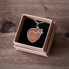 Naszyjnik z wzorem śpiącego kota wykonany ze stali i drewna