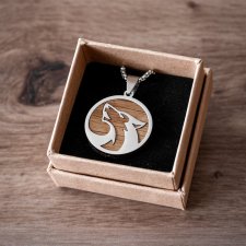 Naszyjnik z wzorem głowy wilka w okręgu wykonany ze stali i drewna