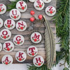 Zakładka z haftowaną literą