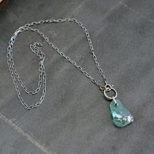 Prosty wisiorek ze szkłem antycznym