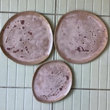 KOmplet talerzy "W różu"