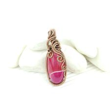 Wisiorek z różowym agatem wire wrapping