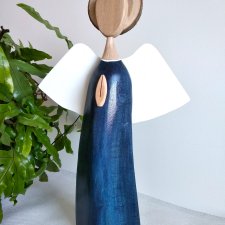 Ręcznie wykonany anioł z drewna – symbol spokoju.