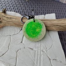 Brelok artystyczny z żywicy – zielona energia