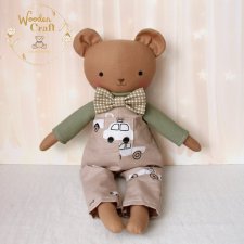 Miś Tymuś przytulanka w białym sweterku i niebieskich ogrodniczkach