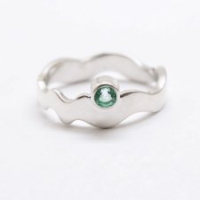 Srebrny pierścionek Fala z turmalinem