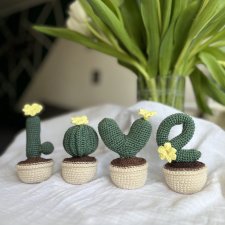 Szydełkowy napis LOVE – kaktusy w doniczkach