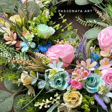 Wianek na drzwi wiosenno-romantyczny