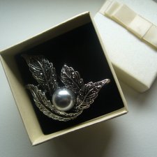 PIĘKNA BROSZKA LIŚCIE Z PERŁĄ