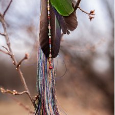 Leć gdzie chcesz III - pojedynczy  kolczyk z piórami papugi i kryształami