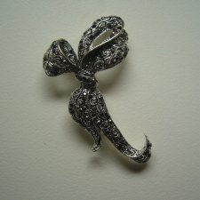 ELEGANCKA BROSZKA KOKARDA