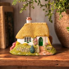 Miniaturowy domek z strzechą – figurka dekoracyjna do domu