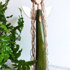 Ręcznie wykonany anioł z drewna – symbol spokoju.