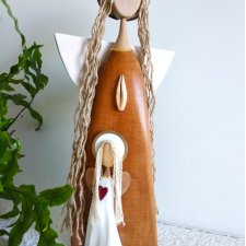 Ręcznie wykonany anioł z drewna – symbol bliskości