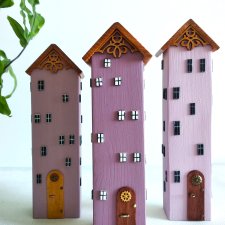 Ręcznie robione kamieniczki z drewna. Pastelowe osiedle.