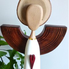 Ręcznie wykonany anioł z drewna – symbol miłości.