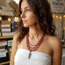 Długi Naszyjnik Boho - Wielowarstwowe Czerwone Korale z Zawieszką Piórkiem