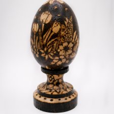Ręcznie dekorowane drewniane jajko – ŁĄKA natura, i stojak, pirografia, wypalane w drewnie, upominek na Wielkanoc