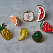 METALOWE EMALIOWANE PRZYPINKI OWOCE - 7 SZTUK