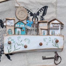 Rustykalny wieszak z niezapominajkami i praniem