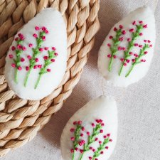 Pisanki ręcznie haftowane -zawieszki wielkanocne