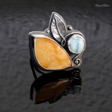 Pierścionek srebrny z bursztynem bałtyckim i larimarem