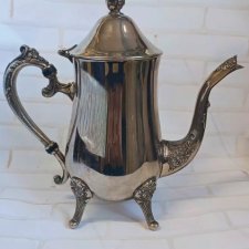 Metalowy platerowany dzbanek na nóżkach że zdobieniami vintage