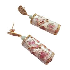 BIAŁE CLOISONNE W ZŁOCIE - PASTELOWE KOLCZYKI Z AMAZONITEM