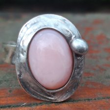 Opal różowy - pierścionek regulowany