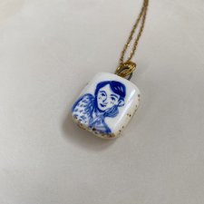 Zamyślona / wisiorek z porcelany