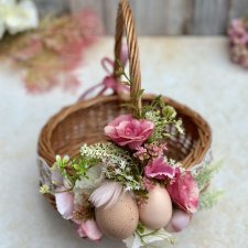 Koszyk wiklinowy z dekoracją, na stół wielkanocny
