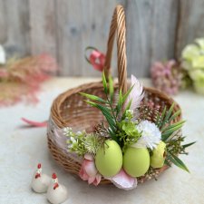 Koszyk wiklinowy z dekoracją, na stół wielkanocny