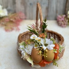 Koszyk wiklinowy z dekoracją, na stół wielkanocny