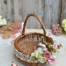 Koszyk wiklinowy z dekoracją, koszyczek z ceramicznym zajączkiem
