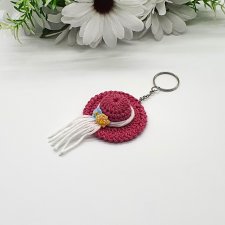 Breloczek - kapelusz w kolorze malinowym na szydełku